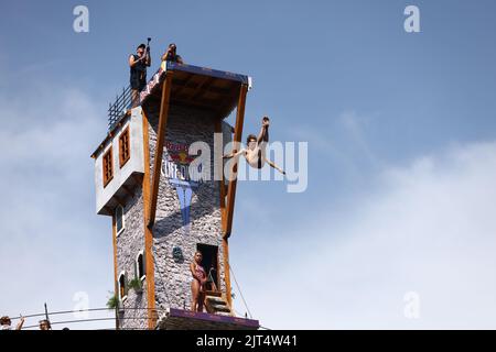 L'atleta è visto durante la gara finale di Red Bull Cliff Diving a Stari Most (vecchio ponte) alto 21m a Mostar , Bosnia-Erzegovina il 27 agosto 2022. Per la settima volta dal 2015 i migliori subacquei del mondo hanno mostrato le loro abilità da Stari Most con la tradizione subacquea che risale a secoli fa nel centro storico di Mostar. Foto: Denis Kapetanovic/PIXSELL Foto Stock