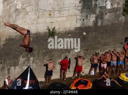 L'atleta è visto durante la gara finale di Red Bull Cliff Diving a Stari Most (vecchio ponte) alto 21m a Mostar , Bosnia-Erzegovina il 27 agosto 2022. Per la settima volta dal 2015 i migliori subacquei del mondo hanno mostrato le loro abilità da Stari Most con la tradizione subacquea che risale a secoli fa nel centro storico di Mostar. Foto: Denis Kapetanovic/PIXSELL Foto Stock