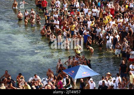 Gli spettatori sono visti durante il concorso finale di Red Bull Cliff Diving a Stari Most (vecchio ponte) alto 21m a Mostar, Bosnia-Erzegovina, il 27 agosto 2022. Per la settima volta dal 2015 i migliori subacquei del mondo hanno mostrato le loro abilità da Stari Most con la tradizione subacquea che risale a secoli fa nel centro storico di Mostar. Foto: Denis Kapetanovic/PIXSELL Foto Stock