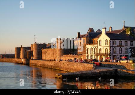Caernarfon, Regno Unito - 10 luglio 2022: The Anglesey pub fuori dal muro medievale di Caernafon in Galles. Foto Stock