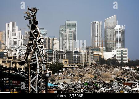 Beirut, Libano: Contro lo skyline della città moderna si trova la scultura in acciaio dell'artista Nadim Karam, che commemora le vittime della letale esplosione del 8/4/2020, fatta dai rottami metallici della massiccia esplosione di 2.750 tonnellate di nitrato di ammonio immagazzinato nel porto. Foto Stock