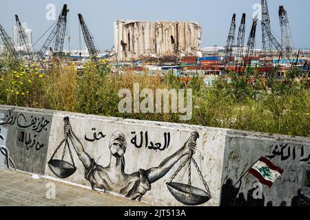 Beirut, Libano: Graffiti sul muro del porto che mostra i sili di grano distrutti dalla massiccia esplosione di 2.750 tonnellate di nitrato di ammonio immagazzinato nel porto della città che ha devastato il porto e la città il 8/4/2020 Foto Stock