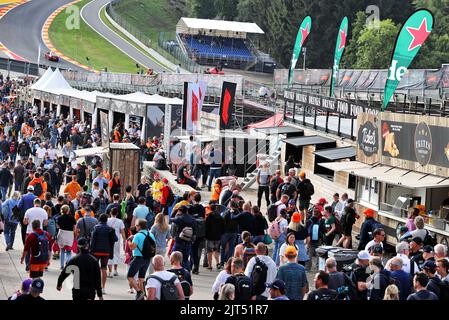 Spa, Belgio. 28th ago, 2022. Spa Francorchamps, Belgio. 28th ago, 2022. Circuito atmosfera - Fanzone. Gran Premio del Belgio, domenica 28th agosto 2022. Spa-Francorchamps, Belgio. Credit: James Moy/Alamy Live News Credit: James Moy/Alamy Live News Foto Stock