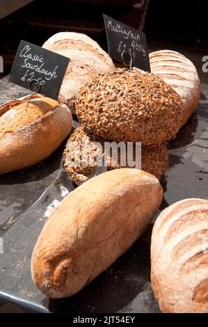 Bread Stall, Notting Hill Farmers' Market, Notting Hill Gate, Londra, Regno Unito Foto Stock