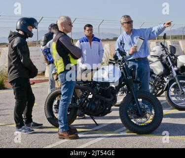 Attività di supporto Navale degli Stati Uniti Souda Bay, comandante in Grecia, e Navy Capt. Partecipa a un corso sulla sicurezza delle motociclette. (27060765821). Foto Stock