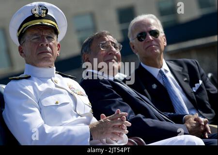 U.S. Navy ADM. Mike Mullen, presidente dei Capi di Stato maggiore, il Segretario alla Difesa Leon E. Panetta e il Vice Presidente Joe Biden assistono alla posa di corone commemorative durante la cerimonia di osservanza del Pentagono del 9-11. Foto Stock
