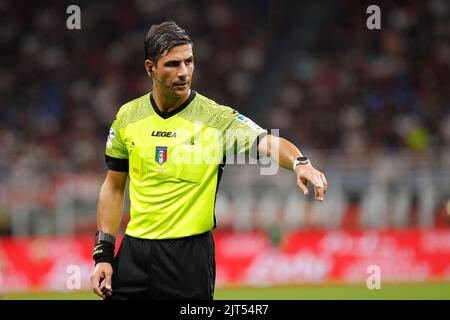 27 agosto 2022, Milano, Italia: Italia, Milano, agosto 27 2022: Gianluca Manganiello (arbitro) sibila nel secondo tempo durante la partita di calcio AC MILAN vs BOLOGNA, Serie A 2022-2023 day3 stadio San Siro (Credit Image: © Fabrizio Andrea Bertani/Pacific Press via ZUMA Press Wire) Foto Stock