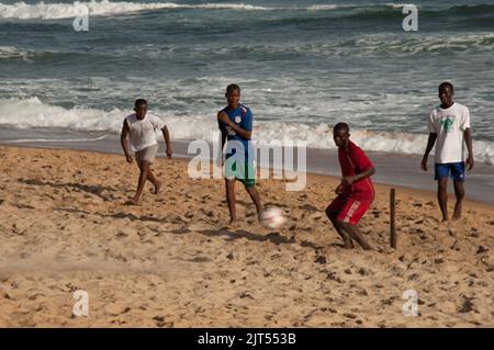 Calciatori accanto all'Atlantico, Sinkor, Monrovia, Liberia Foto Stock