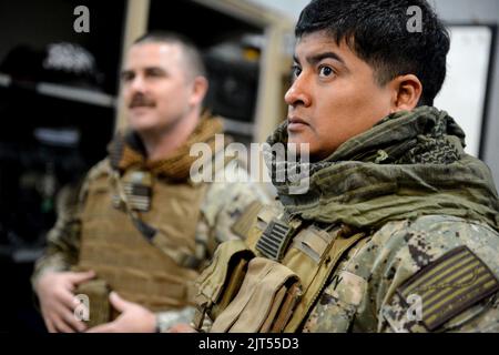 Il compagno di classe 1st della marina statunitense Boatswain e il tecnico dell'elettronica di classe 1st sono entrambi assegnati al Comandante, Task Force (CTF) 56, indossano un'armatura per il corpo per l'addestramento delle armi alla Naval 140212 Foto Stock