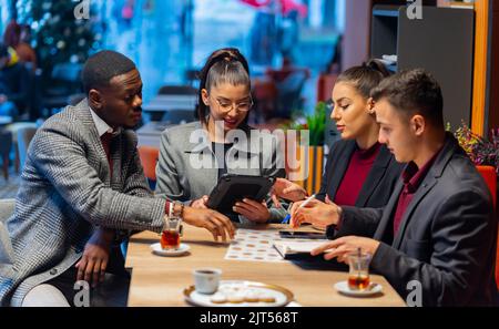 Gruppo di persone di busniess multirazziale stanno facendo una conversazione Foto Stock