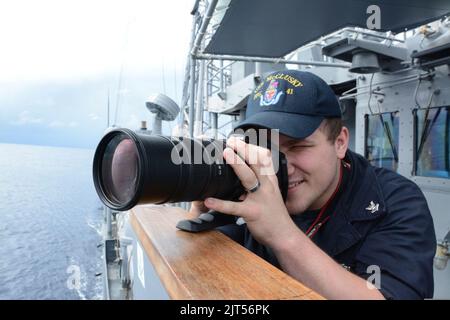 U.S. Navy Cryptologic Technician (Technical) 2nd Classe assegnata alla fregata missilistica guidata USS McClusky (FFG 41), partecipa ad una possibile missione di ricerca durante l'operazione Martillo nel 140827 Foto Stock