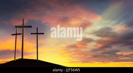 Crocifissione di Gesù Cristo all'alba - tre croci su una collina Foto Stock