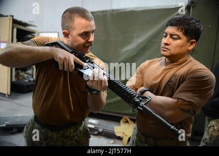 U.S. Navy Electronics Technician 1st Class Left, e Boatswain's Mate 1st Class entrambi assegnati a Commander, Task Force (CTF) 56, conducono l'addestramento sulle armi al Naval Support 140212 Foto Stock