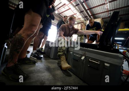 U.S. Navy Explosive Ordnance Disposal Technician 1st Classe terza da destra, assegnato a un team di contromisure della miniera con Commander, Task Group (CTG) 56 140209 Foto Stock