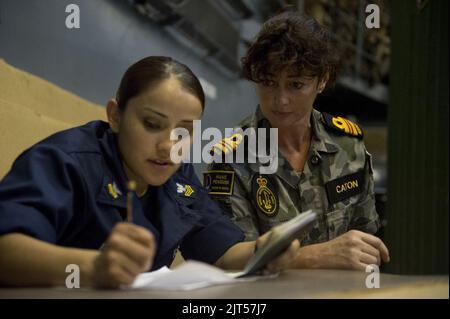 U.S. Navy Hospital Corpsman 1st Class sinistra, compila il passaporto per la Royal Australian Navy Lt. CMdR. A bordo della nave di sbarco sul molo anfibio USS Pearl Harbor (LSD 52) nel 130528 Foto Stock