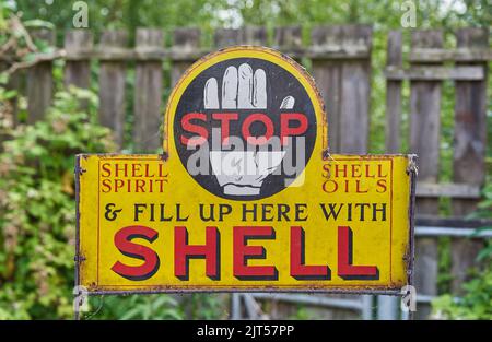 Vintage Shell Oil segno, preso in Irlanda. Foto Stock
