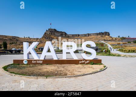 Kars, Turchia - 2022 agosto: Castello di Kars e monumento per i turisti nel centro di Kars, Turchia. Foto Stock