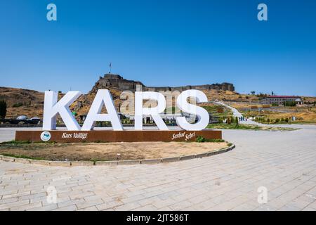Kars, Turchia - 2022 agosto: Castello di Kars e monumento per i turisti nel centro di Kars, Turchia. Foto Stock