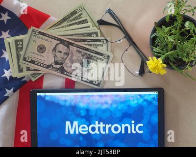 In questa immagine, il logo Medtronic plc è visualizzato su un tablet Foto Stock