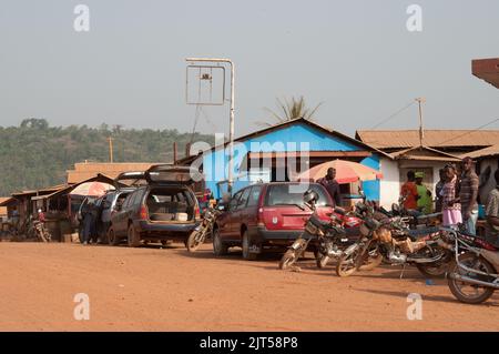 Street scene, Main Street, Zorzor Town Centre, Lofa County. Liberia, Africa. Zorzor è una piccola città del paese di Lofa con scene tipiche africane. Foto Stock