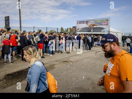 SPA - gli appassionati di Max Verstappen si allineano per salire in pista in vista del Gran Premio del Belgio F1 sul circuito di Spa-Francorchamps il 29 agosto 2022 a Spa, in Belgio. ANP SEM VAN DER WAL Foto Stock