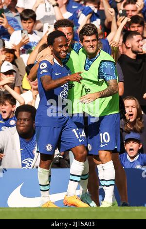 Londra, Regno Unito. 28th ago, 2022. Raheem Sterling of Chelsea segna il secondo goal della partita per renderla 2-0 e festeggia durante la partita della Premier League tra Chelsea e Leicester City a Stamford Bridge, Londra, Inghilterra, il 27 agosto 2022. Foto di Ken Sparks. Solo per uso editoriale, licenza richiesta per uso commerciale. Non è utilizzabile nelle scommesse, nei giochi o nelle pubblicazioni di un singolo club/campionato/giocatore. Credit: UK Sports Pics Ltd/Alamy Live News Foto Stock