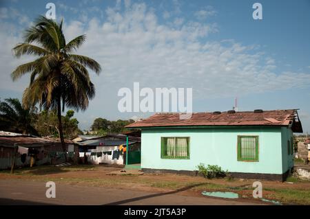 Piccola casa verde, Sinkor, Monrovia, Liberia - case, strada, palmtree, lavaggio in linea Foto Stock