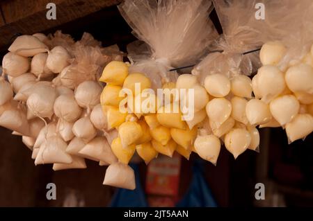 Piccoli sacchi di zucchero, burro e maionese, alimentari, Zorzor Town Centre, Lofa County. Liberia, Africa, sospesa dal tetto. Foto Stock