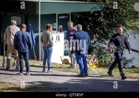 2022-08-28 11:53:16:19 NIEUW BEIJERLAND - residenti locali presso il sito dell'incidente in cui un camion guidato da una diga in coloro che partecipano a una festa di quartiere il Sabato sera. Sei persone sono state uccise in questo. Sette feriti sono stati ricoverati in ospedale. ANP JEFFREY GROENEWEG olanda fuori - belgio fuori Foto Stock