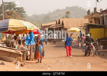 Vista sulla strada, Main Street, Zorzor Town Centre, Lofa County. Liberia, Africa. Zorzor è una piccola città del paese di Lofa con scene tipiche africane. Foto Stock