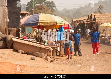 Street scene, Main Street, Zorzor Town Centre, Lofa County. Liberia, Africa. Zorzor è una piccola città del paese di Lofa con scene tipiche africane. Foto Stock