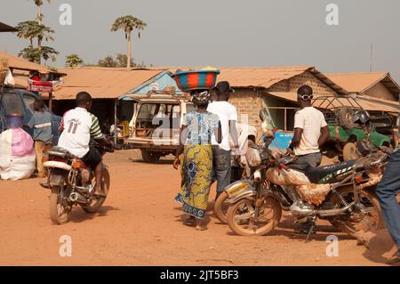 Street scene, Main Street, Zorzor Town Centre, Lofa County. Liberia, Africa. Zorzor è una piccola città del paese di Lofa con scene tipiche africane. Mot Foto Stock