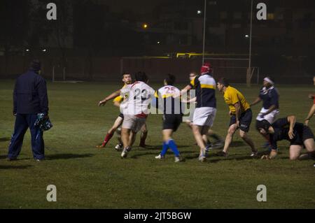 Marinai e marines degli Stati Uniti assegnati alla nave d'assalto anfibio USS America (LHA 6) e marinai peruviani giocano a rugby a Callao, Perù, settembre 140901 Foto Stock