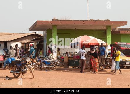 Street scene, Main Street, Zorzor Town Centre, Lofa County. Liberia, Africa. Zorzor è una piccola città del paese di Lofa con scene tipiche africane. Mot Foto Stock