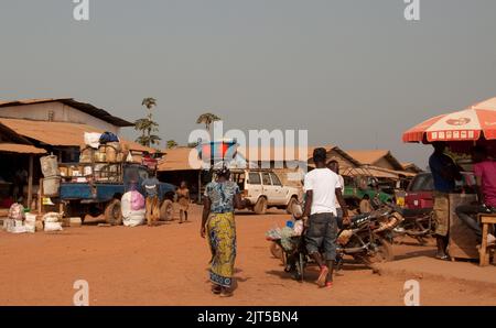 Street scene, Main Street, Zorzor Town Centre, Lofa County. Liberia, Africa. Zorzor è una piccola città del paese di Lofa con scene tipiche africane. Mot Foto Stock