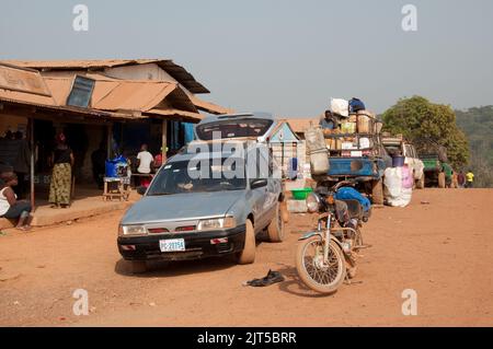 Street scene, Main Street, Zorzor Town Centre, Lofa County. Liberia, Africa. Zorzor è una piccola città del paese di Lofa con scene tipiche africane. Mot Foto Stock