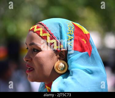 Le donne Tigray ballano durante il rally a Parigi, in Francia, il 27 agosto 2022. Foto di Karim Ait Adjedjou/ABACAPRESS.COM Foto Stock