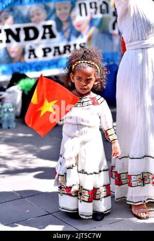 Le donne Tigray ballano durante il rally a Parigi, in Francia, il 27 agosto 2022. Foto di Karim Ait Adjedjou/ABACAPRESS.COM Foto Stock
