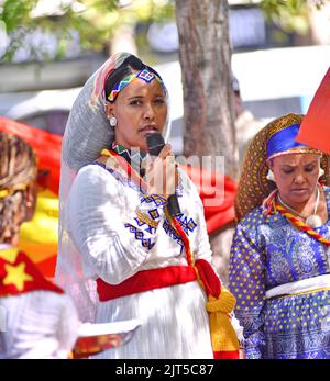 Le donne Tigray ballano durante il rally a Parigi, in Francia, il 27 agosto 2022. Foto di Karim Ait Adjedjou/ABACAPRESS.COM Foto Stock