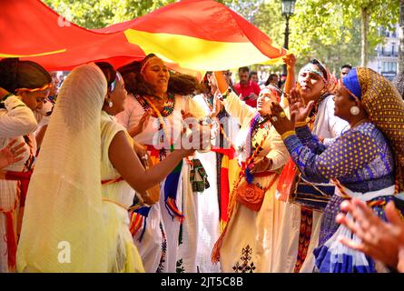 Le donne Tigray ballano durante il rally a Parigi, in Francia, il 27 agosto 2022. Foto di Karim Ait Adjedjou/ABACAPRESS.COM Foto Stock