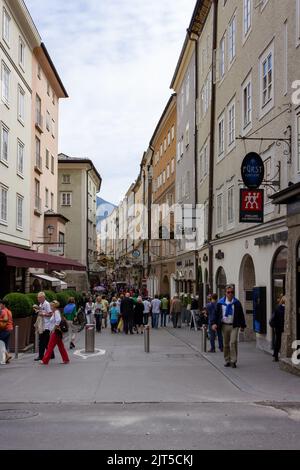 La via 'Getreidegasse' con molti turisti nel centro storico di Salisburgo Foto Stock