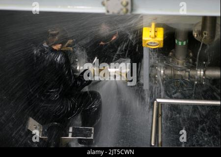 I marinai degli Stati Uniti con l'Executive Leadership Development Program combattono perdite nel controllo danni Wet trainer durante un tour del Submarine Learning Center distaccamento San Diego 13 gennaio 2014 140113 Foto Stock