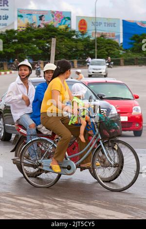 Ciclista nel traffico, Hai Phong, Vietnam Foto Stock
