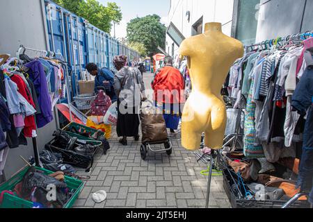 24th agosto 2022 , donna africana al Lewisham Donation Hub , Londra Inghilterra . Foto Stock