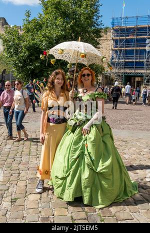 Due donne vestite per il Lincoln Steampunk Festival, Castle Hill Lincoln 2022 Foto Stock