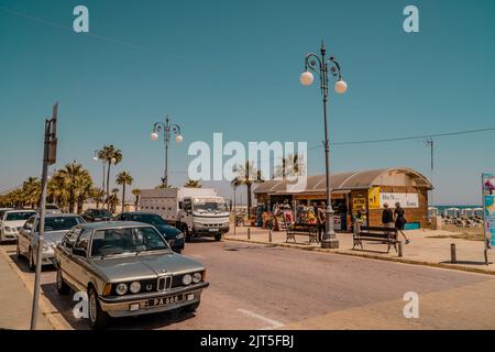 Larnaca, Cipro - 22 aprile 2022 - BMW classico sulla spiaggia di Finikoudes in estate sotto il cielo blu Foto Stock