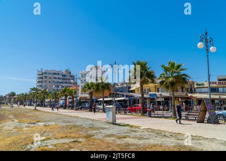 Larnaca, Cipro - 22 aprile 2022 - Finikoudes Beach Promenade in estate sotto il cielo blu Foto Stock