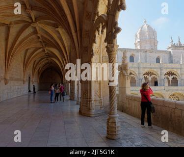 Turisti all'interno del Monastero di Jerónimos, sito patrimonio dell'umanità dell'UNESCO nel quartiere Belem di Lisbona, Portogallo. Foto Stock