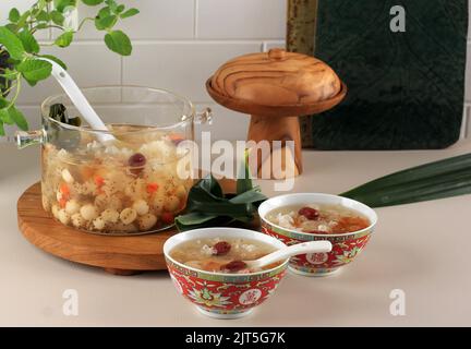 Tao Jiao o Cheng Teng Triple Collagen Dessert, cinese tradizionale rinfresco bevande contiene Peach Gum, Nido d'uccello, datteri rossi, Fungo neve, Goji Foto Stock