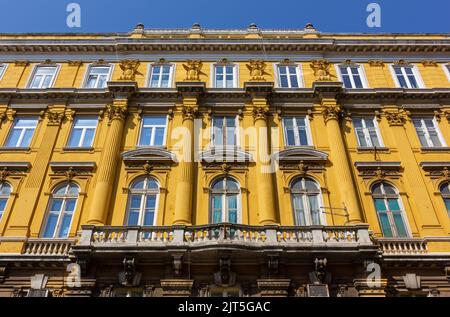 Facciata riccamente decorata dello storico palazzo Ploech a Rijeka, Croazia, progettata dall'architetto Giacomo Zammattio Foto Stock